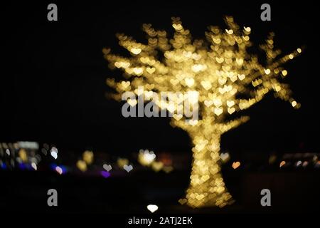 Arbre de coeurs dorés bokeh lumières. Belle valentines jour arrière-plan Banque D'Images