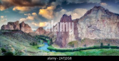 Smith Rock State Park, avec rivière Crooked et lever du soleil. Oregon Banque D'Images
