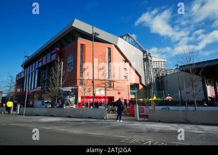 Les supporters de Liverpool se rassemblent dans le parc des fans à l'extérieur du nouveau stand principal d'Anfield avant le match. Banque D'Images