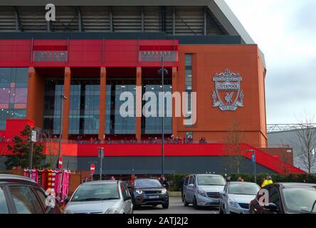 Les supporters de Liverpool vont au match devant le nouveau stand principal d'Anfield Banque D'Images