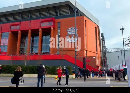 Les supporters de Liverpool vont au match devant le nouveau stand principal d'Anfield Banque D'Images