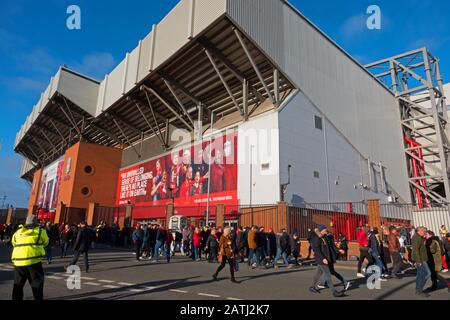 Les supporters de football à l'extérieur du stade Anfield de Liverpool avant le récent match de la Premier League contre Southampton. Banque D'Images