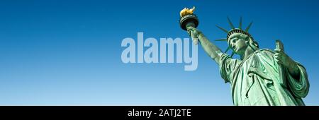 Statue de la liberté à New York, États-Unis. Fond panoramique ciel bleu avec espace de copie Banque D'Images