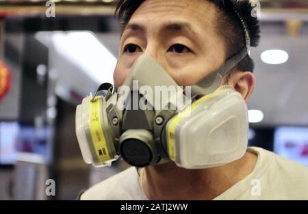 Hong Kong, Chine. 3 février 2020. Un travailleur hospitalier porte un masque à gaz lors de la grève à Hong Kong. Le personnel hospitalier de Hong Kong fait grève pour exiger la fermeture de la frontière chinoise au vu des craintes de coronavirus. Crédit: Sopa Images Limited/Alay Live News Banque D'Images