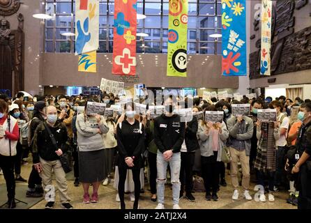 Hong Kong, Chine. 3 février 2020. Les employés de l'hôpital tiennent des pancartes tout en portant des masques chirurgicaux pendant la grève à Hong Kong. Le personnel de l'hôpital de Hong Kong fait grève pour exiger la fermeture de la frontière chinoise en raison des craintes de coronavirus. Crédit: Sopa Images Limited/Alay Live News Banque D'Images