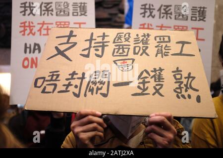 Hong Kong, Chine. 3 février 2020. Un employé d'hôpital tient un placarde pendant la grève à Hong Kong.le personnel de l'hôpital de Hong Kong grève pour exiger la fermeture de la frontière chinoise au milieu des craintes de coronavirus. Crédit: Sopa Images Limited/Alay Live News Banque D'Images