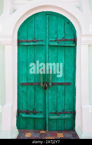 Ancienne porte voûtée en vert Banque D'Images