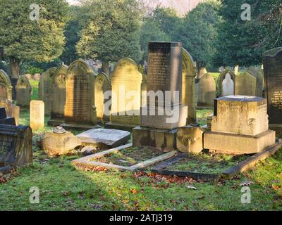 Vieux tombes aux jardins du Mémorial de Flaybrick / Cimetière à Birkenhead, Royaume-Uni. ROYAUME-UNI. Pris en fin d'après-midi soleil d'hiver. Banque D'Images