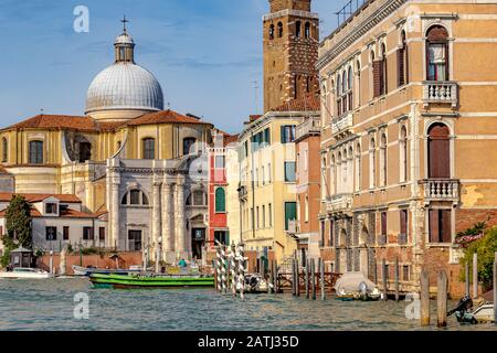 Le dôme de Chiesa di San Geremia une église du XVIIIe siècle qui donne sur le Grand Canal dans le quartier Cannaregio de Venise, Italie Banque D'Images