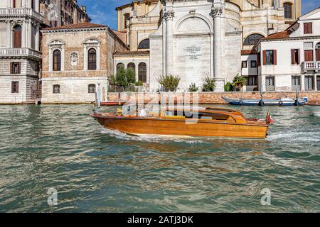 Un bateau-taxi de Venise naviguant le long du Grand Canal, Venise, Italie Banque D'Images