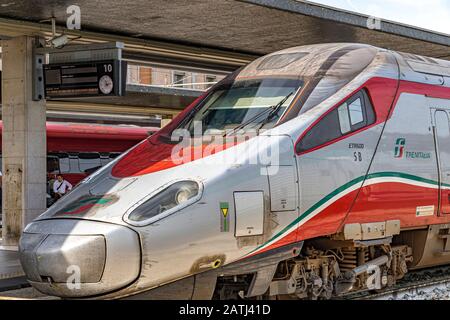 A grande vitesse Trenitalia Frecciargento ETR 600 à la gare de Venise San Lucia , la gare centrale de Venise, Italie Banque D'Images