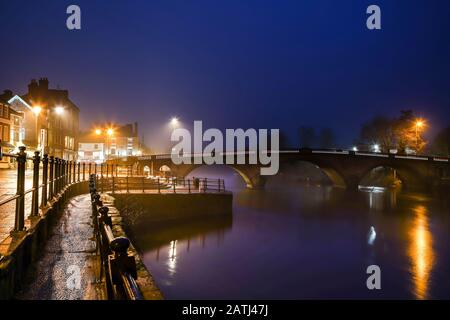Paysage de soirée artistique et atmosphérique du pont éclairé à Bewdley, Worcestershire, Royaume-Uni, en regardant la rivière Severn, au bord de la rivière la nuit. Vue sur la carte postale. Banque D'Images