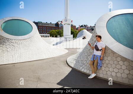 Nouveau musée d'art Amos Rex dans le centre d'Helsinki. Architecture moderne du nord. Les gens se détendant sur des pistes futuristes, profitant du soleil sur la place Banque D'Images