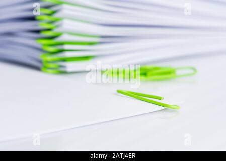 Pile de feuilles de papier vierge tronquées avec stylo prêt à l'emploi notez-le Banque D'Images