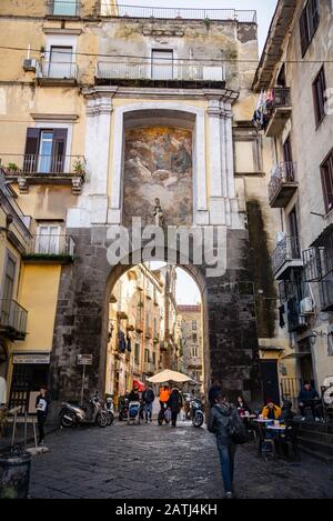 Porte Saint Janvier , une des anciennes portes de la ville de Naples, menant à une allée piétonne. Banque D'Images