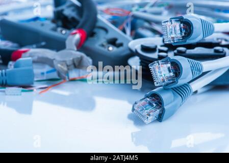 Outils et câbles utilisés dans le service de raccordement ethernet réseau cordon en gros plan Banque D'Images
