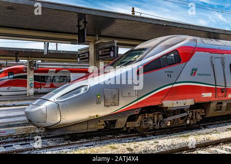 A grande vitesse Trenitalia Frecciargento ETR 600 à la gare de Venise San Lucia , la gare centrale de Venise, Italie Banque D'Images