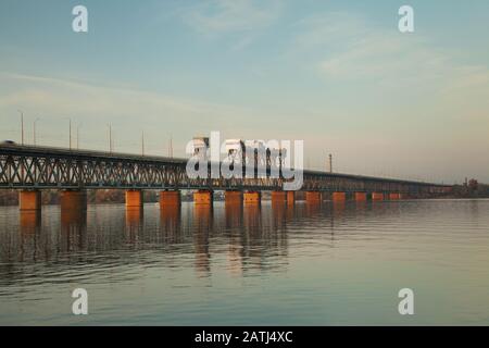 Pont ferroviaire Amur (ancien) traversant la rivière Dnieper à Dnepropetrovsk, en Ukraine Banque D'Images