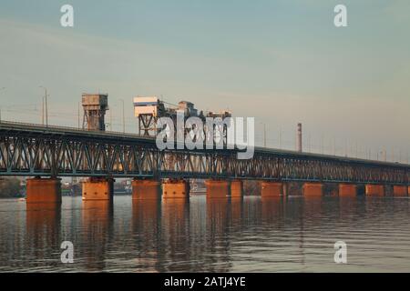 Pont ferroviaire Amur (ancien) traversant la rivière Dnieper à Dnepropetrovsk, en Ukraine Banque D'Images