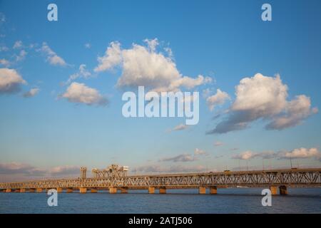 Pont ferroviaire Amur (ancien) traversant la rivière Dnieper à Dnepropetrovsk, en Ukraine Banque D'Images