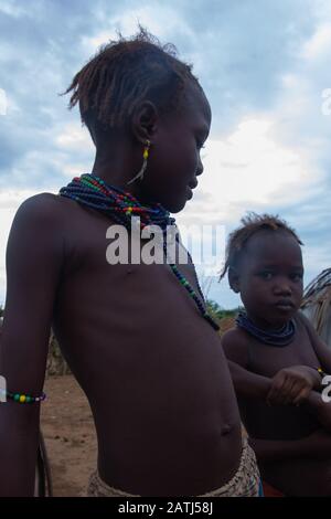 Omorate, Ethiopie - Nov 2018 : les enfants de la tribu Dasanech jouent dans le village. Vallée de l'Omo Banque D'Images