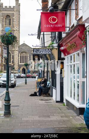 HART Street à Henley-on-Thames, en regardant vers l'église Sainte-Marie. Deux jeunes femmes prennent des rafraîchissements à la table de la terrasse d'un café. Banque D'Images