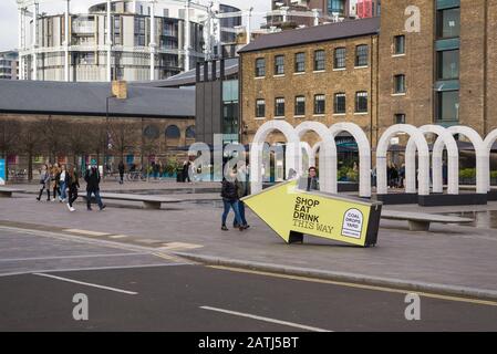 Les gens qui sortent et qui se trouvent à Coal Tombe Yard sur un vin samedi matin en février. Kings Cross, Londres, Royaume-Uni Banque D'Images