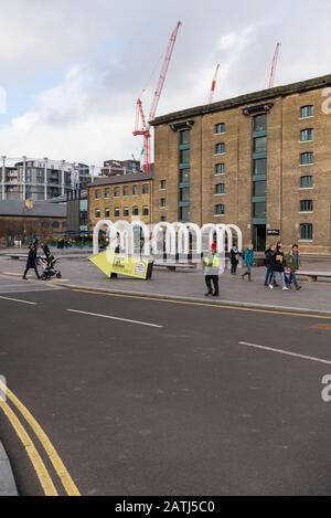 Les gens qui sortent et qui se trouvent à Coal Tombe Yard sur un vin samedi matin en février. Kings Cross, Londres, Royaume-Uni Banque D'Images