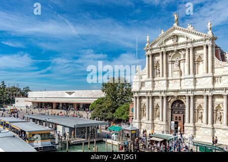 Gare Santa Lucia et l'extérieur de l'église Santa Maria di Nazareth qui fait face au Grand Canal à Venise, Italie Banque D'Images