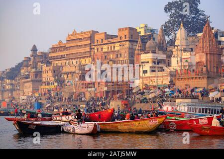 Varanasi, INDE, 18 JANVIER 2019 : Paysage de lever de soleil sur les ghats de Varanasi et les rives du Ganga avec des bateaux touristiques. Banque D'Images
