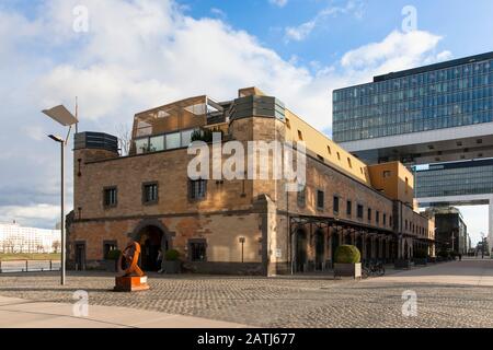 Le port de Rheinau, l'immeuble d'appartements et de bureaux Halle 12, derrière la Crane House 1, Cologne, Allemagne. Rheinauhafen, das Wohn- und Geschaeftsg Banque D'Images