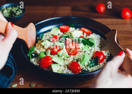 Salade saine avec boulgur, avocat, épinards et tomates cerises. Banque D'Images