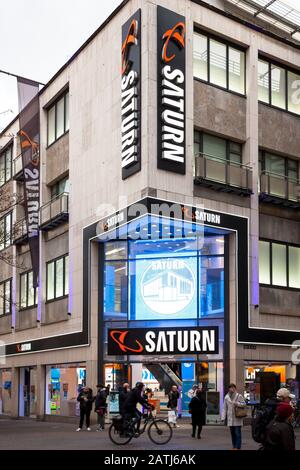 Allemagne, Cologne, l'electronics store Saturne sur la rue commerçante Hohe Strasse. Deutschland, Koeln, der Elektrofachmarkt Fussgaenge in der Saturn Banque D'Images