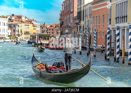 Les touristes font une balade en gondole le long Du Grand Canal à Venise, en Italie Banque D'Images