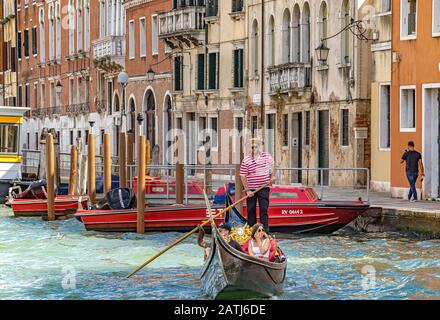Les touristes font une balade en gondole le long Du Grand Canal à Venise, en Italie Banque D'Images