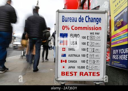 Londres, Royaume-Uni. 3 Février 2020. Les gens passent par des panneaux à l'extérieur d'un bureau de change près de Trafalgar Square. Boris Johnson, premier ministre, a prononcé un discours à Greenwich appelant à un accord de libre-échange de style canadien entre le Royaume-Uni et l'Union européenne. Dans l'accord UE-Canada, les droits de douane à l'importation sur la plupart des marchandises ont été éliminés entre les deux pays, mais certains contrôles douaniers et TVA existent encore. Les marchés monétaires ont vu une baisse de la livre sterling en réaction au discours. Crédit: Stephen Chung / Alay Live News Banque D'Images