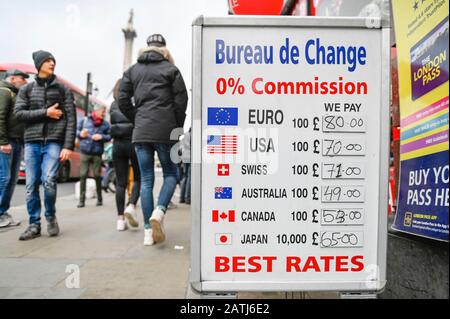 Londres, Royaume-Uni. 3 Février 2020. Les gens passent par des panneaux à l'extérieur d'un bureau de change près de Trafalgar Square. Boris Johnson, premier ministre, a prononcé un discours à Greenwich appelant à un accord de libre-échange de style canadien entre le Royaume-Uni et l'Union européenne. Dans l'accord UE-Canada, les droits de douane à l'importation sur la plupart des marchandises ont été éliminés entre les deux pays, mais certains contrôles douaniers et TVA existent encore. Les marchés monétaires ont vu une baisse de la livre sterling en réaction au discours. Crédit: Stephen Chung / Alay Live News Banque D'Images