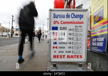 Londres, Royaume-Uni. 3 Février 2020. Les gens passent par des panneaux à l'extérieur d'un bureau de change près de Trafalgar Square. Boris Johnson, premier ministre, a prononcé un discours à Greenwich appelant à un accord de libre-échange de style canadien entre le Royaume-Uni et l'Union européenne. Dans l'accord UE-Canada, les droits de douane à l'importation sur la plupart des marchandises ont été éliminés entre les deux pays, mais certains contrôles douaniers et TVA existent encore. Les marchés monétaires ont vu une baisse de la livre sterling en réaction au discours. Crédit: Stephen Chung / Alay Live News Banque D'Images