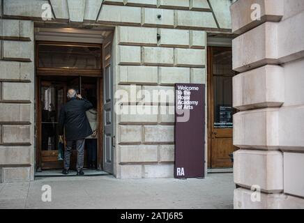 Sign welcoming visitors to The Royal Academy of Arts, An art institution based in London and hosts some of the finest arts exhibitions in the capital Banque D'Images