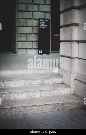 Sign welcoming visitors to The Royal Academy of Arts, An art institution based in London and hosts some of the finest arts exhibitions in the capital Banque D'Images