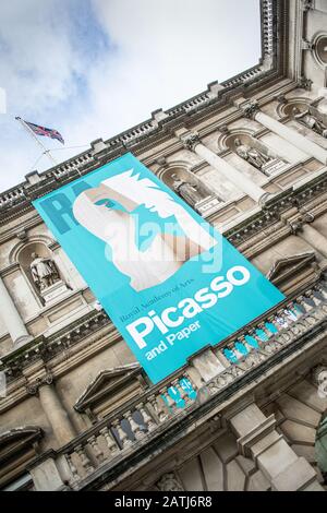 Sign welcoming visitors to The Royal Academy of Arts, An art institution based in London and hosts some of the finest arts exhibitions in the capital Banque D'Images