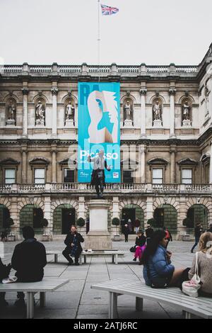 Sign welcoming visitors to The Royal Academy of Arts, An art institution based in London and hosts some of the finest arts exhibitions in the capital Banque D'Images