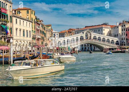 Deux bateaux-taxis de Venise font leur chemin le long Du Grand Canal avec Le pont du Rialto en arrière-plan, Venise, Italie Banque D'Images