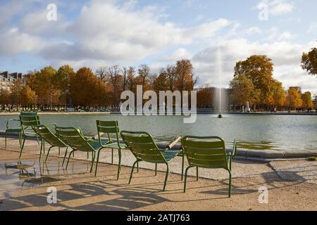 Paris - 7 NOVEMBRE 2019 : jardin des Tuileries avec chaises en métal vides et fontaine lors d'une journée ensoleillée d'automne à Paris Banque D'Images