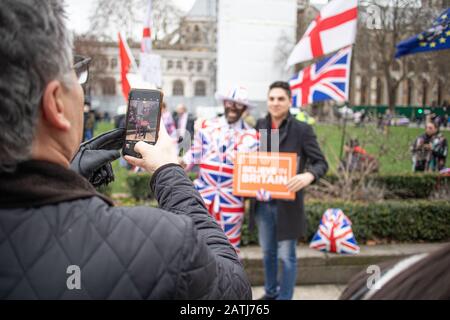 Des foules de partisans du Brexit se réunissent sur la place du Parlement, à Westminster, à Londres pour célébrer le départ officiel du Royaume-Uni de l'UE à 23 HEURES le 31 janvier 2020 Banque D'Images