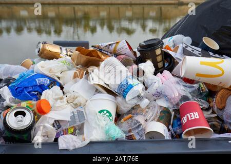 Paris - 8 NOVEMBRE 2019 : corbeille pleine de déchets aux ordures colorées à Paris Banque D'Images