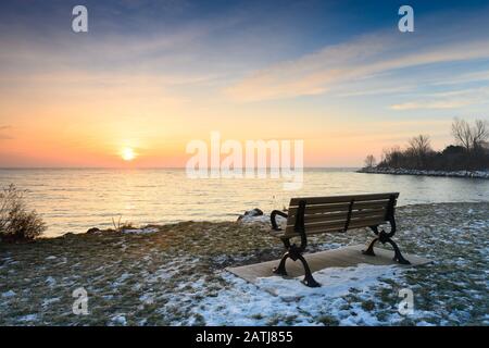 Le soleil ramène la lumière dans le monde à la suite du long solstice d'hiver sombre, vu de Toronto, le populaire Ashbridges Bay Park de l'Ontario le long de t Banque D'Images