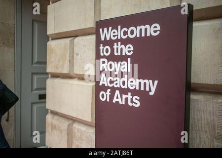 Sign welcoming visitors to The Royal Academy of Arts, An art institution based in London and hosts some of the finest arts exhibitions in the capital Banque D'Images