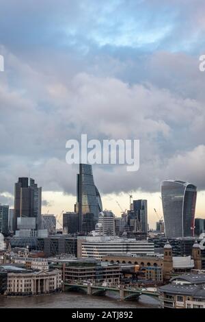 Londres. Nuages de tempête dominant une vue élevée du quartier financier et des gratte-ciel de la ville de Londres. Banque D'Images