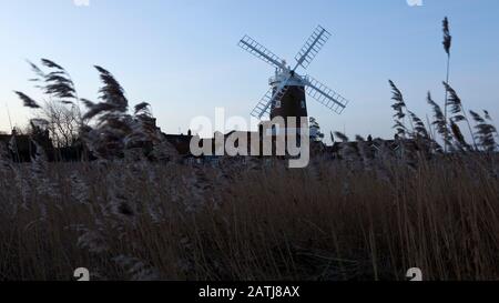 Aube au moulin Cley sur la côte nord de Norfolk en Angleterre, au Royaume-Uni Banque D'Images